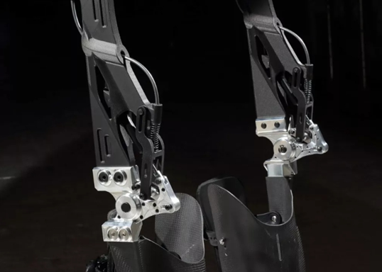 內田公司使用Markforged 3D列印機開發兩足仿真步行輔助設備